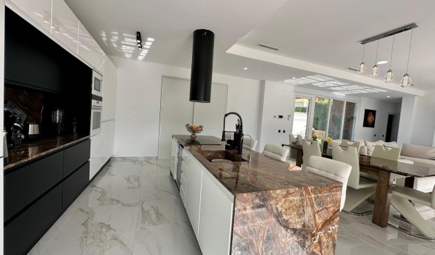 Resale - Villa -
Petrer - Inland