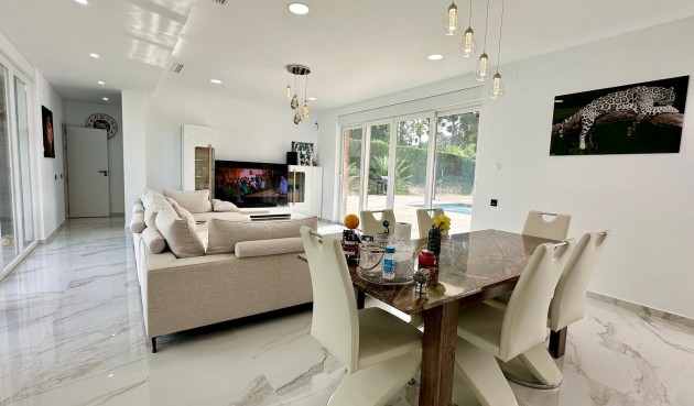 Resale - Villa -
Petrer - Inland