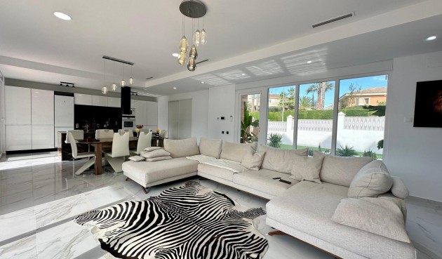 Resale - Villa -
Petrer - Inland