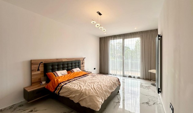 Resale - Villa -
Petrer - Inland