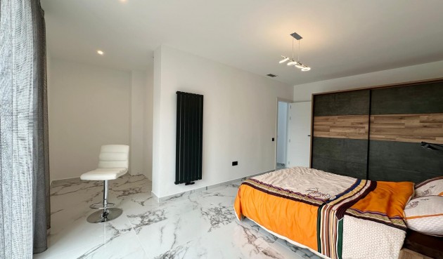 Resale - Villa -
Petrer - Inland