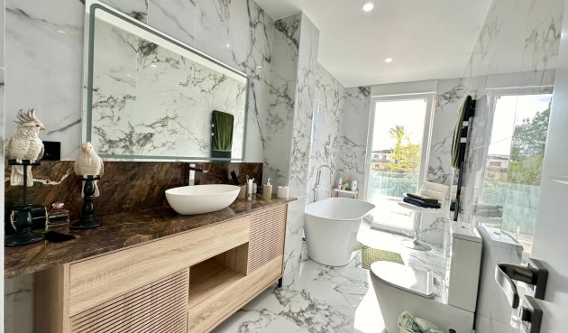 Resale - Villa -
Petrer - Inland