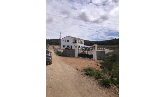 Resale - Villa -
Pinoso - Inland