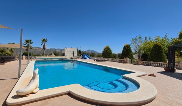 Resale - Villa -
Pinoso - Inland