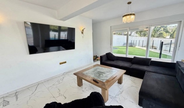 Resale - Villa -
Villamartin - Costa Blanca