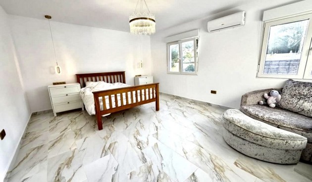 Resale - Villa -
Villamartin - Costa Blanca