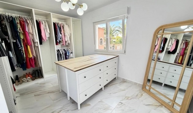 Resale - Villa -
Villamartin - Costa Blanca