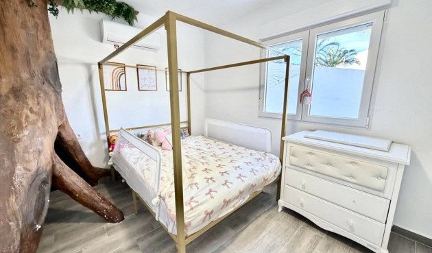 Resale - Villa -
Villamartin - Costa Blanca
