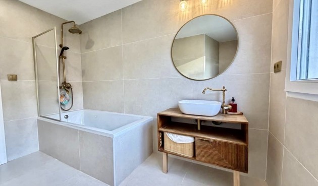 Resale - Villa -
Villamartin - Costa Blanca