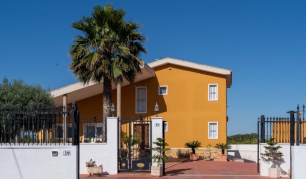 Återförsäljning - Villa -
Orihuela - Inland