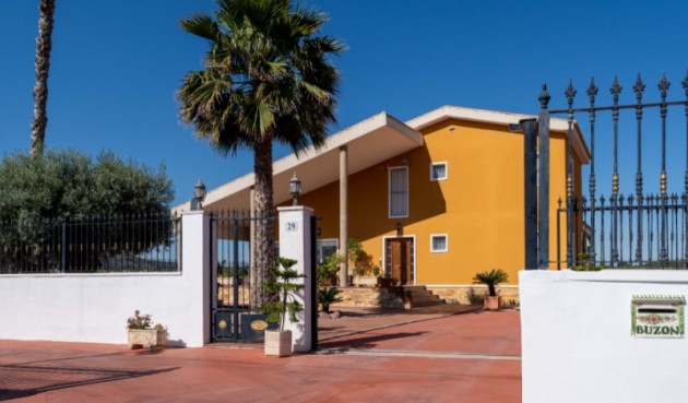 Återförsäljning - Villa -
Orihuela - Inland