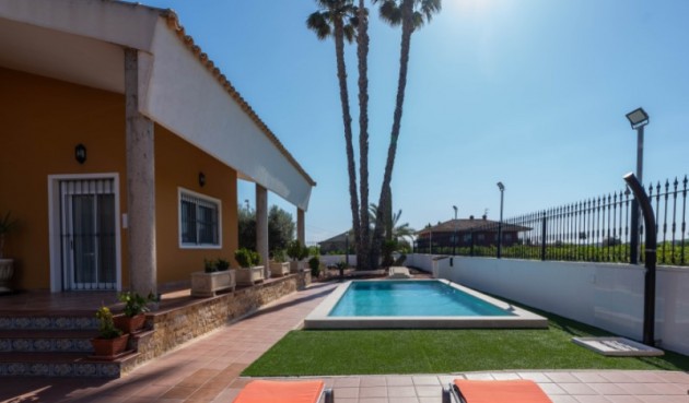 Återförsäljning - Villa -
Orihuela - Inland
