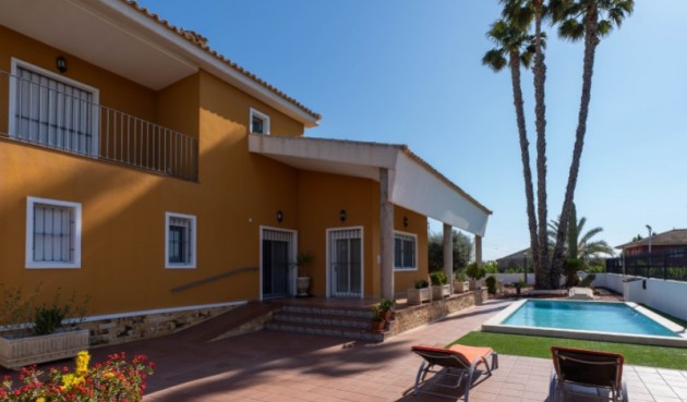 Återförsäljning - Villa -
Orihuela - Inland