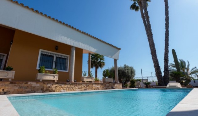 Återförsäljning - Villa -
Orihuela - Inland