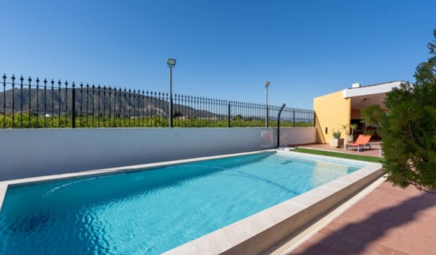 Återförsäljning - Villa -
Orihuela - Inland