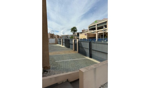 Resale - Bungalow -
Orihuela Costa - La Zenia